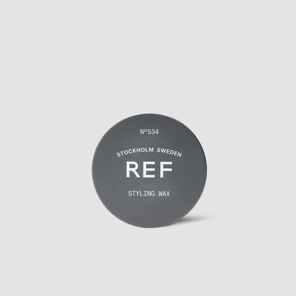 REF Styling Wax N°534: Wax that provides high control and medium shine. Perfect for hairstyles that require extra hold. Creamy texture for easy application Finished hairstyle remains fixed. Paraben free Sulphate free Color preserving. Directions; Apply to wet or damp hair. Style as desired. 1234