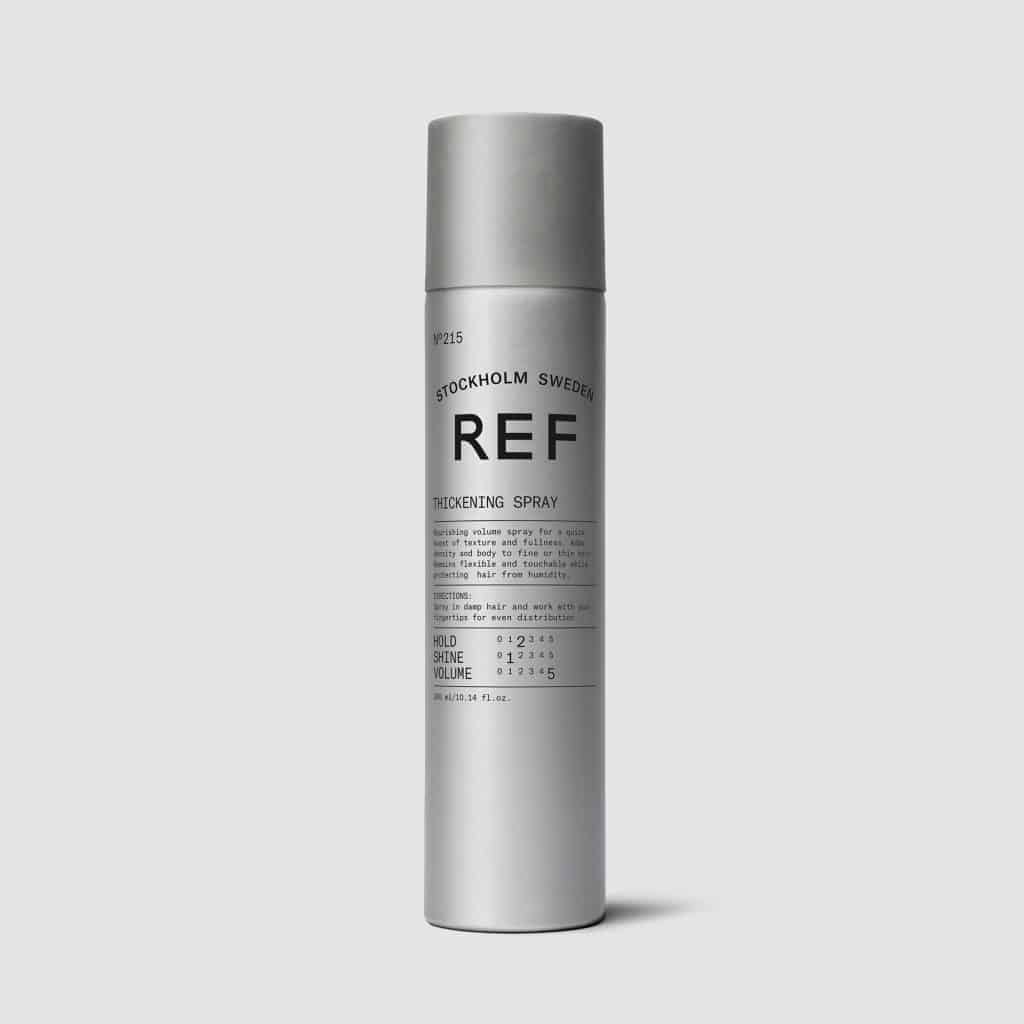 REF Thickening Spray N°215 Nourishing volume spray for a quick boost of texture and fullness. Adds density and body. Remains flexible and touchable while protecting hair from humidity. Adds texture, volume and fullness. 100% Vegan Paraben free Sulphate free Colour preserving. Spray on damp or dry hair. 1234